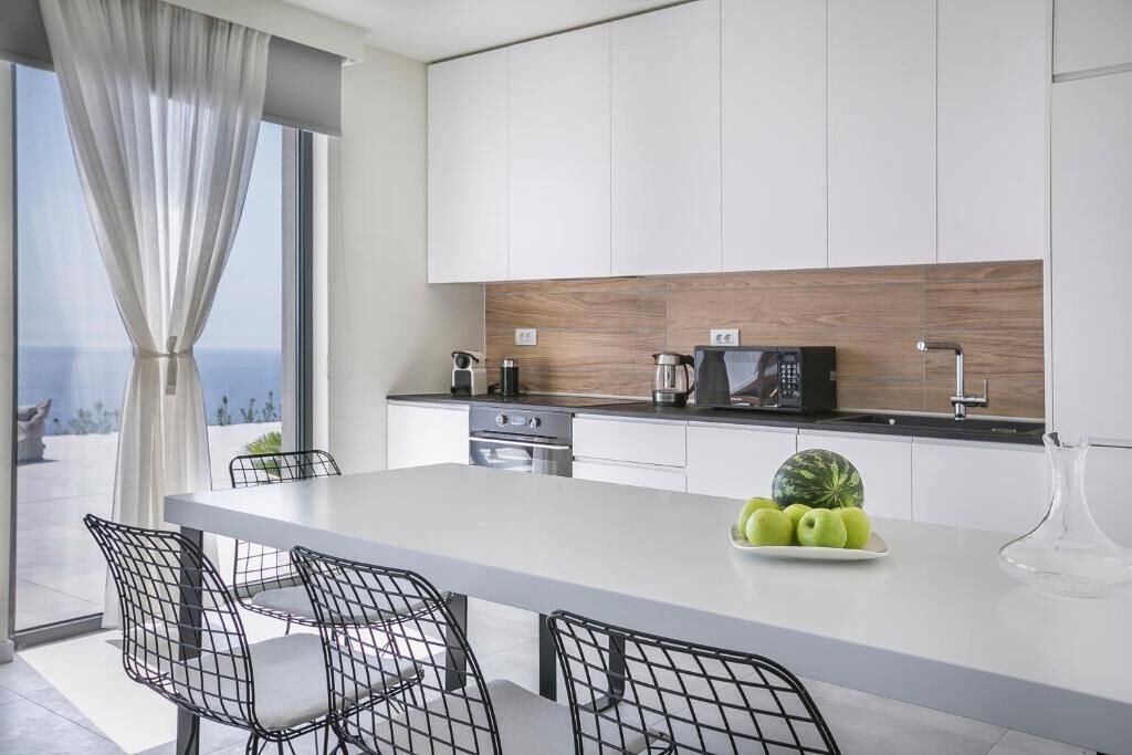 Full-size fridge, microwave, oven, stovetop
