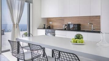 Full-size fridge, microwave, oven, stovetop