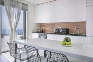 Frigorífico grande, microondas, horno y placa de cocina