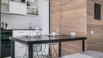Frigorífico grande, microondas, horno y placa de cocina
