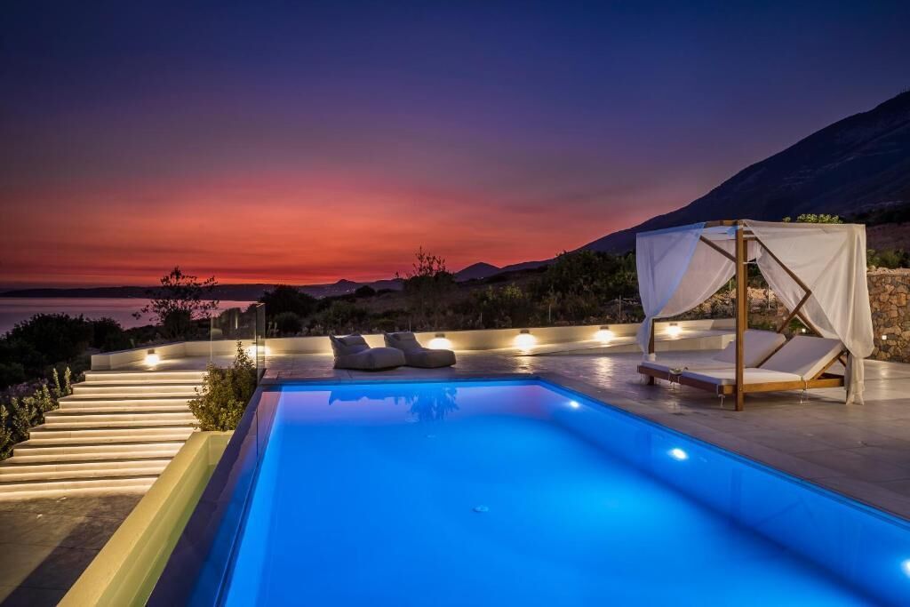 2 outdoor pools, a heated pool, pool umbrellas, sun loungers