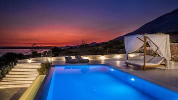 2 outdoor pools, a heated pool, pool umbrellas, sun loungers