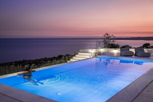 2 室外游泳池，恒温泳池，池畔遮阳伞，日光浴躺椅