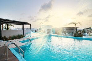 2 udendørs pools, infinity-pool, parasoller, liggestole