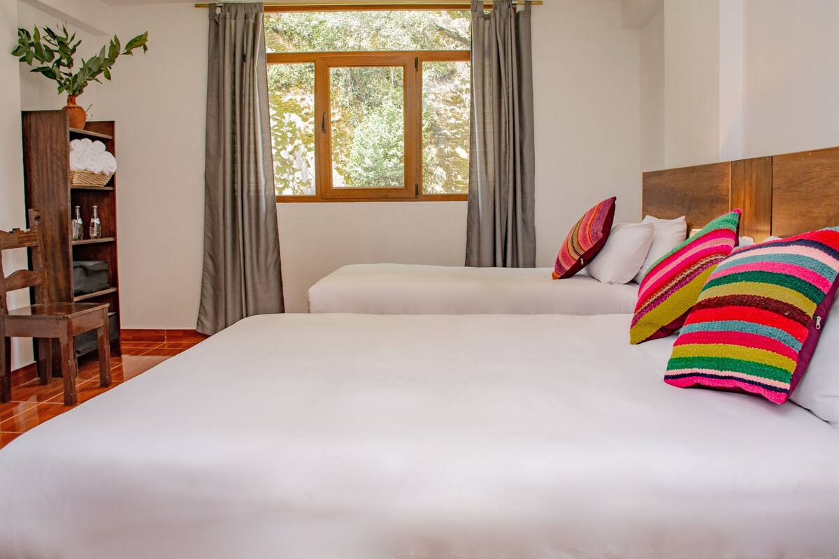 Habitación triple familiar, vista a la montaña | Ropa de cama hipoalergénica, wifi gratis y ropa de cama