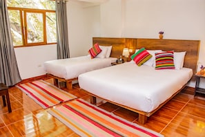 Habitación triple familiar, vista a la montaña | Ropa de cama hipoalergénica, wifi gratis y ropa de cama 