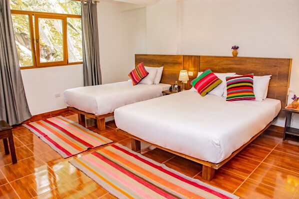 Habitación triple familiar, vista a la montaña | Ropa de cama hipoalergénica, wifi gratis y ropa de cama 