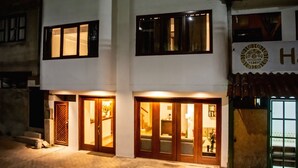 Front of property – evening/night - Susanna Inn Machu Picchu Hotel (Machu Picchu)