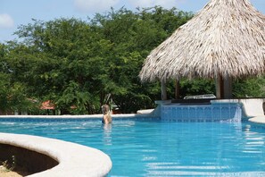 Outdoor pool, open 7:00 AM to 10:00 PM, free pool cabanas - Jardines del Paraiso (Tola)