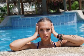 Outdoor pool, open 7:00 AM to 10:00 PM, free pool cabanas - Jardines del Paraiso (Tola)