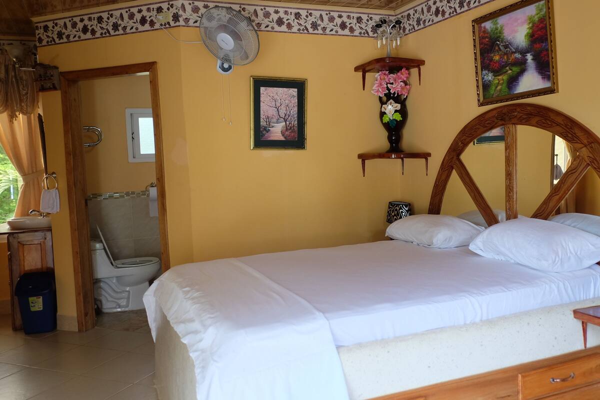 Habitación de diseñador, vista a la playa, en el área del jardín | Sábanas de algodón egipcio y ropa de cama de alta calidad 