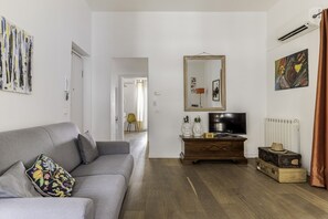 Smart-TV, Bücher, Stereoanlage