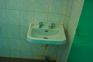 Standard Double Room, 1 Double Bed | Bathroom