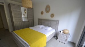 Unclassified image, 4 of 14, button - T2 + AIR-CONDITIONED Cabin CROSSING 2 TERRACES 400 meters from the sea (BORMES-LES-MIMOSAS)