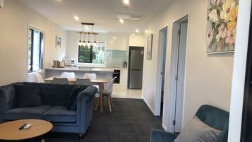 Two Bedrooms Unit | Ropa de cama de alta calidad, escritorio y insonorización