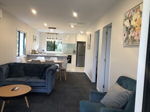 Two Bedrooms Unit | Premium bedding, desk, soundproofing, iron/ironing board - Aroma House (Pokeno)