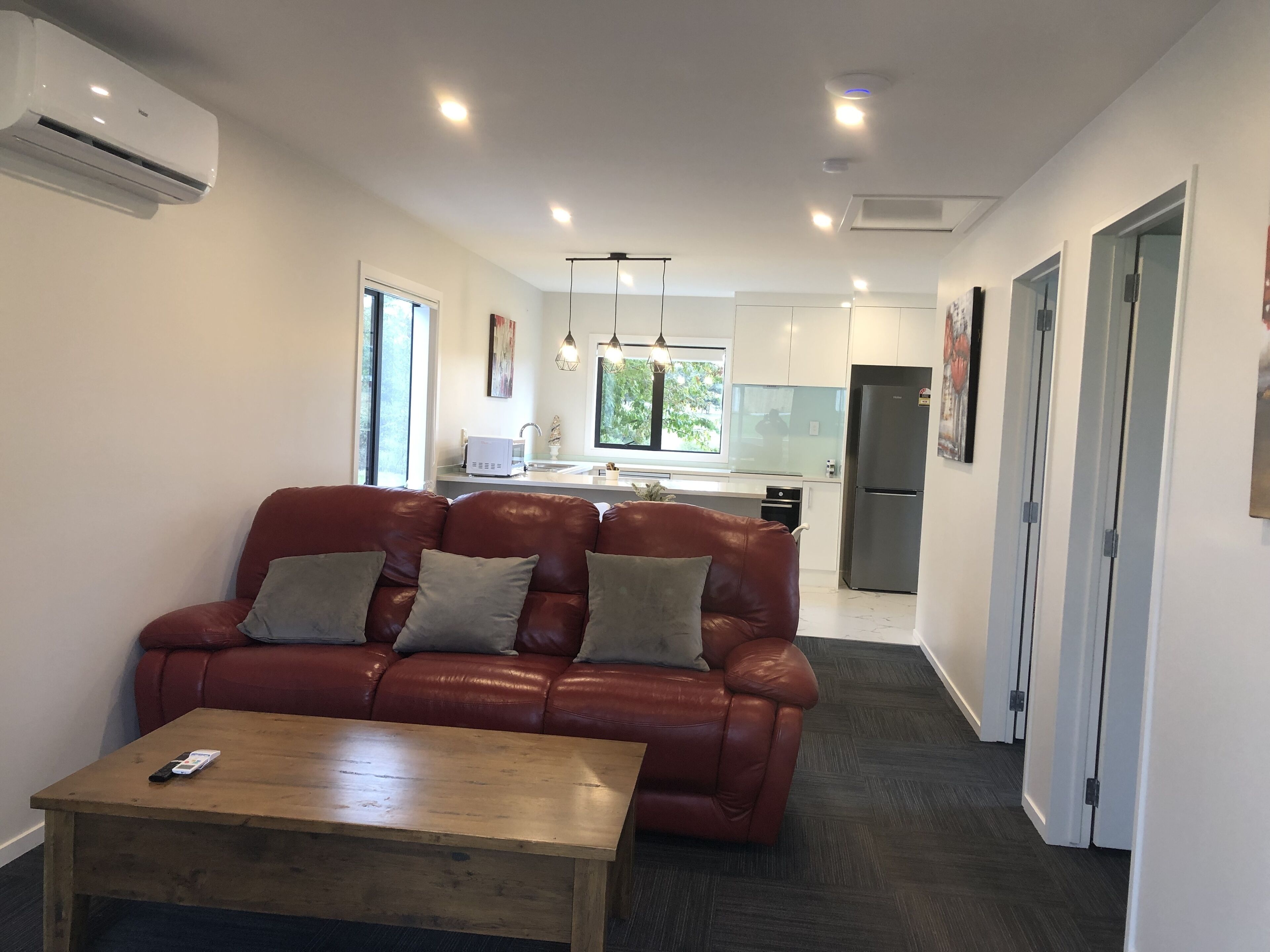 Two Bedrooms Unit | Área de sala de estar | Televisión de pantalla plana de 14 pulgadas con canales vía satélite 