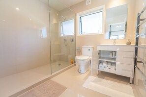 Shower, rainfall showerhead, free toiletries, hair dryer - Aroma House (Pokeno)
