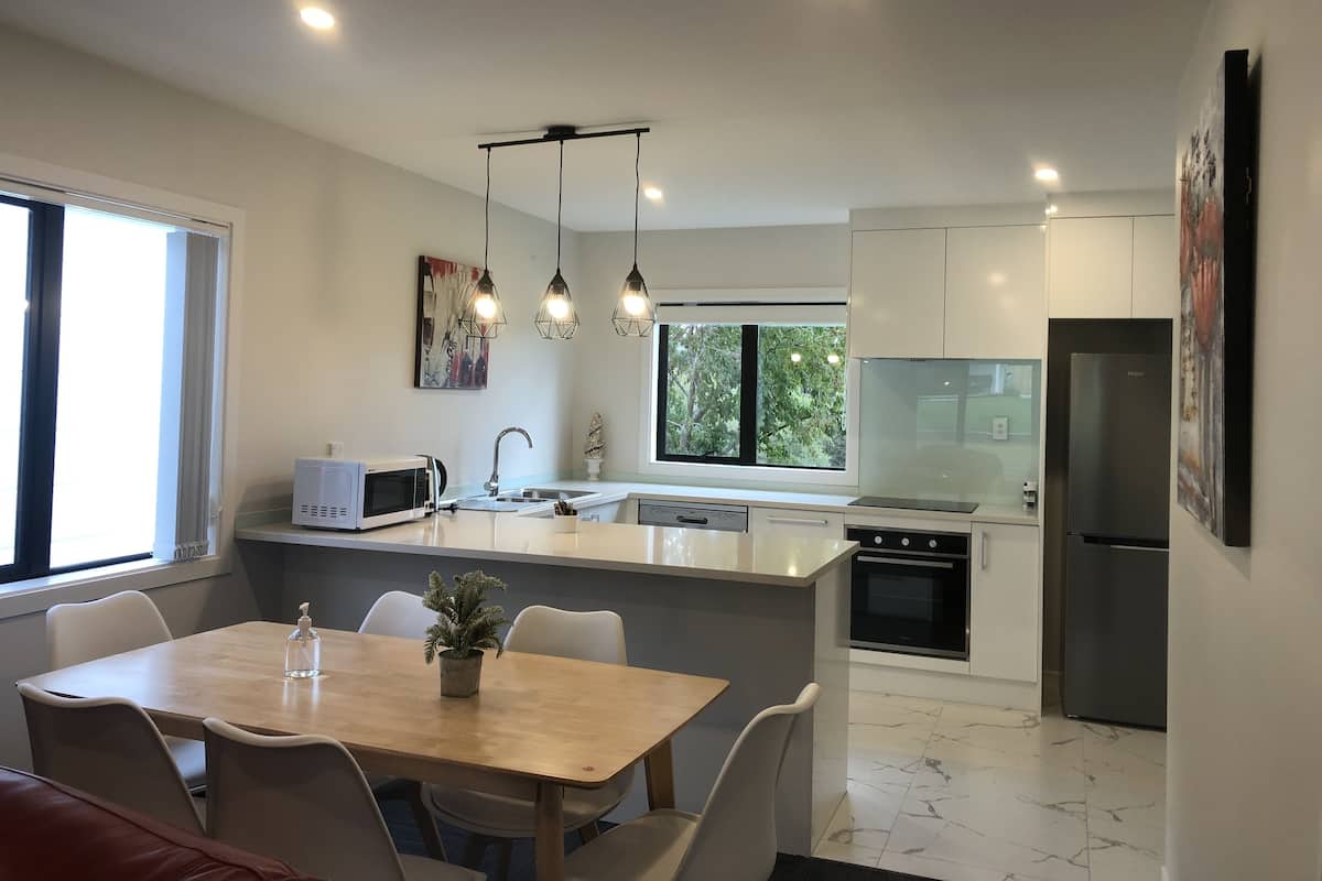 Two Bedrooms Unit | Vardagsrum | 14-tums platt-tv med satellitkanaler och smart-tv