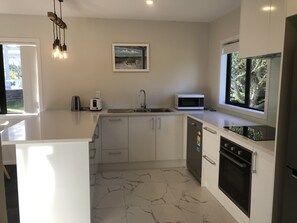 Casa | Cuina privada | Frigorífic gran, microones, forn i placa de cuina 