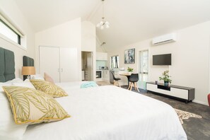 Premium bedding, desk, soundproofing, iron/ironing board - Aroma House (Pokeno)