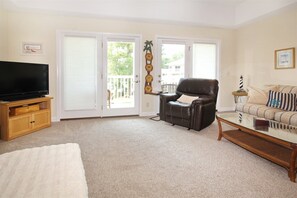 公寓客房 (708 Colony II (Sunset Beach)) | 客廳 | 平面電視、 DVD 播放機