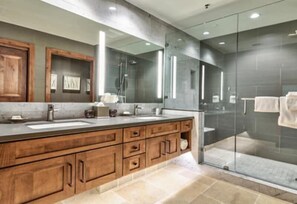 Appartamento, 2 camere da letto | Bagno | Asciugamani, shampoo