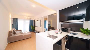 Deluxe Suite, 2 Bedrooms | Private kitchen