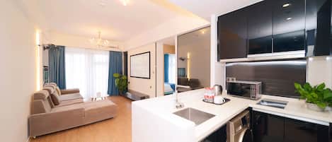 Suite Deluks, 2 kamar tidur | Dapur pribadi | Lemari es di ruangan bersama dan microwave
