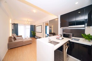 Suite Deluxe, 2 chambres | Cuisine privée | Réfrigérateur dans l'espace commun, micro-ondes