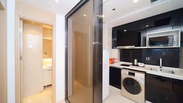 Deluxe Suite, 1 Bedroom | Private kitchen | Fridge, microwave