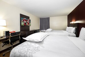 Premium-Zimmer, 2 Queen-Betten (Upgraded Bedding & Snack, Smoke Free) | Schreibtisch, laptopgeeigneter Arbeitsplatz, Verdunkelungsvorhänge