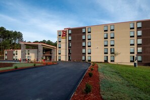 A Red Roof Plus hotel with a modern design, featuring a covered parking area and a well-maintained lawn. - Red Roof Inn PLUS+ Tuscaloosa - University (Tuscaloosa)