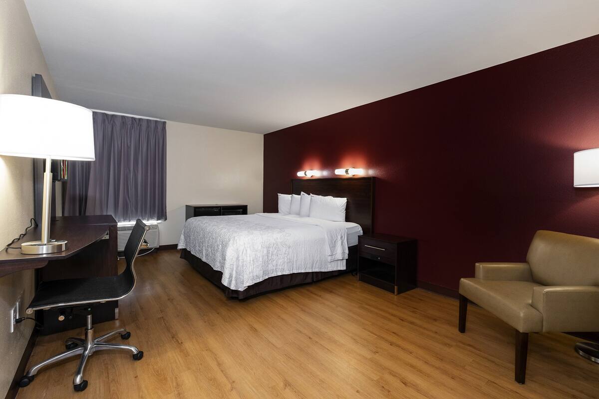 Desk, laptop workspace, blackout curtains, free cots/infant beds