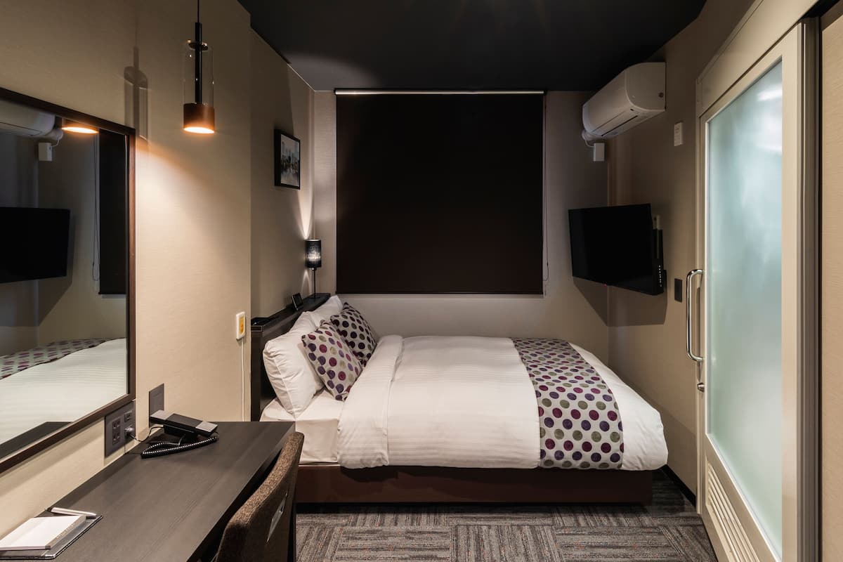 Universal Room with Bath, Non Smoking | In-room safe, blackout drapes, iron/ironing board, free WiFi