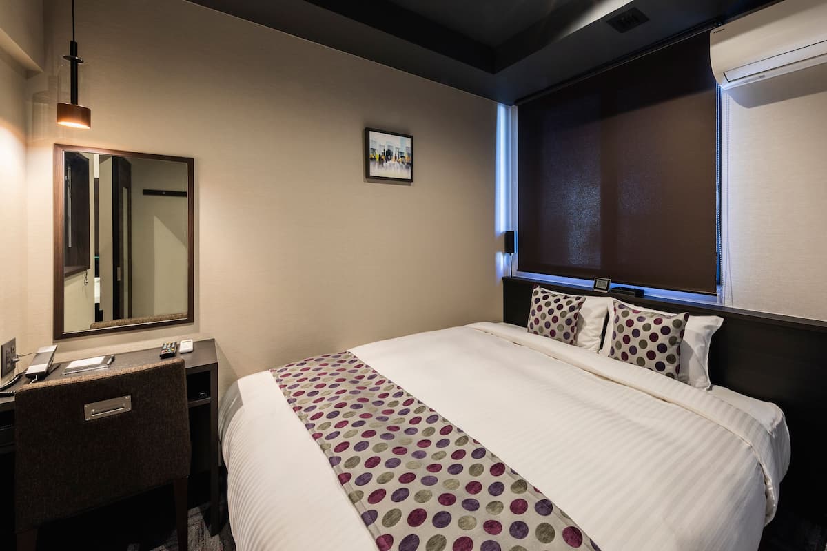 Deluxe Double Room with Shower, Smoking | In-room safe, blackout drapes, iron/ironing board, free WiFi