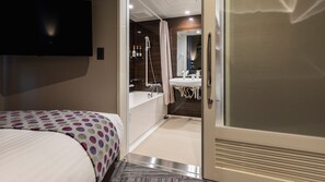 Rom, ikke-røyk (Universal Room with Bath) | Safe på rommet, blendingsgardiner og strykejern/-brett
