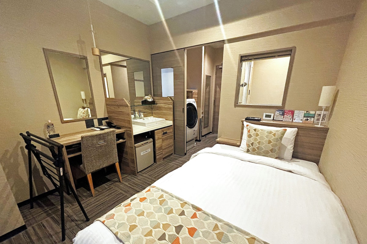 Semi-Double Room with Washing Machine, Non Smoking | In-room safe, blackout drapes, iron/ironing board, free WiFi