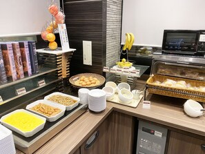 Daily buffet breakfast (JPY 1580 per person)