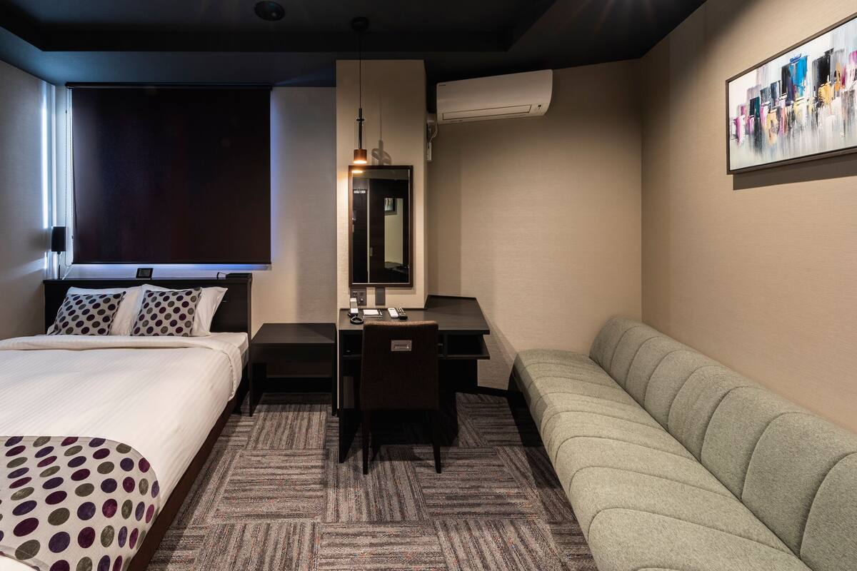 客房, 吸煙  房 (Queen Bed with Bath) | 房內夾萬、遮光窗簾/窗簾、熨斗/熨衫板、免費 Wi-Fi