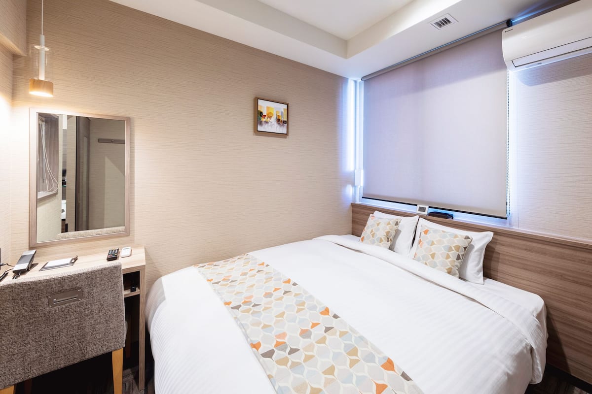 Deluxe Double Room with Shower, Non Smoking | In-room safe, blackout drapes, iron/ironing board, free WiFi