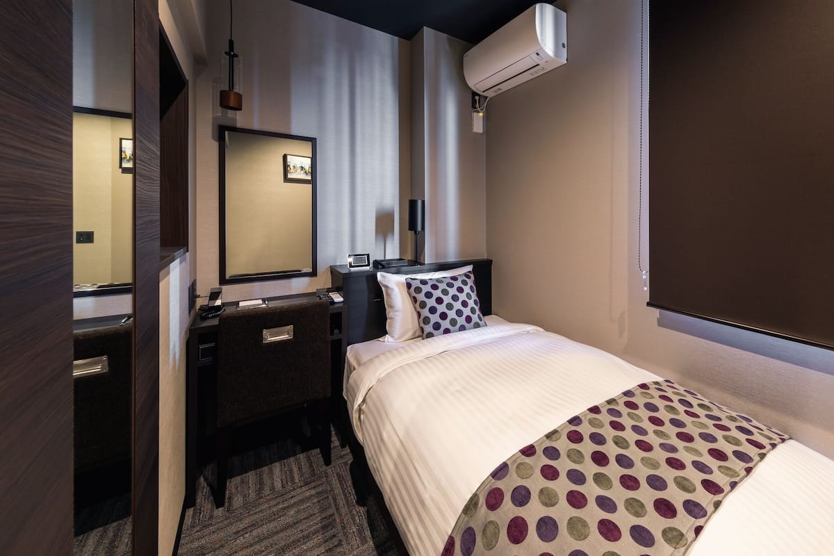 Single Room with Shower, Smoking | In-room safe, blackout drapes, iron/ironing board, free WiFi