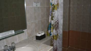 Regadera, amenidades de baño gratuitas, toallas