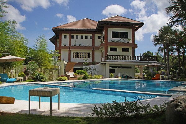 Outdoor pool, open 7:00 AM to 10:00 PM, pool umbrellas, sun loungers - 1888 Beach Resort (San Jose)