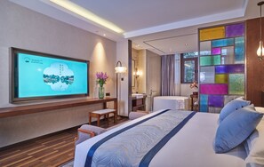 Habitación Confort doble | Minibar con artículos gratuitos, caja fuerte, escritorio