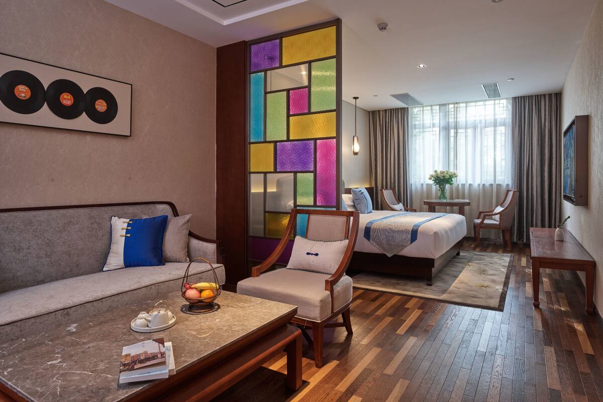 Habitación Deluxe doble | Minibar con artículos gratuitos, caja fuerte, escritorio