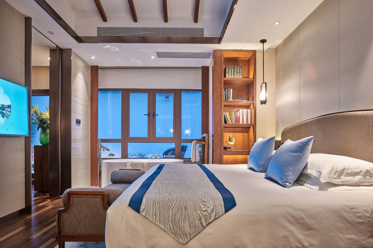 Phòng Suite Exclusive | Minibar với thức uống miễn phí, két bảo mật tại phòng, bàn