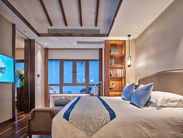 Suite exclusiva | Minibar con artículos gratuitos, caja fuerte, escritorio