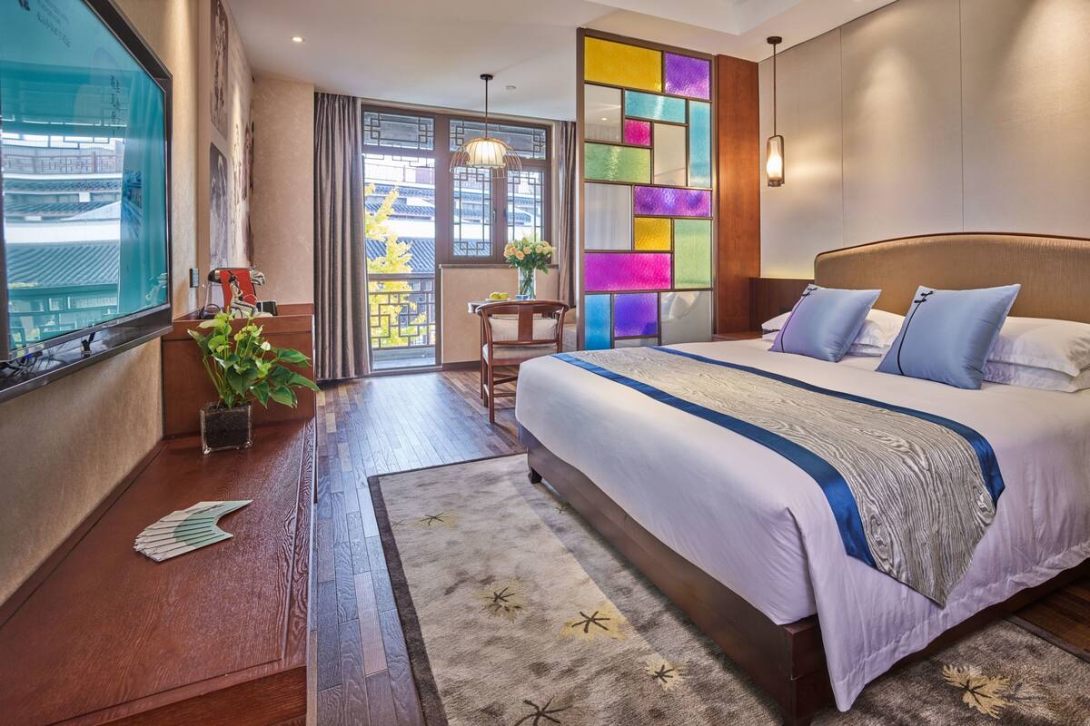 Habitación tradicional doble | Minibar con artículos gratuitos, caja fuerte, escritorio