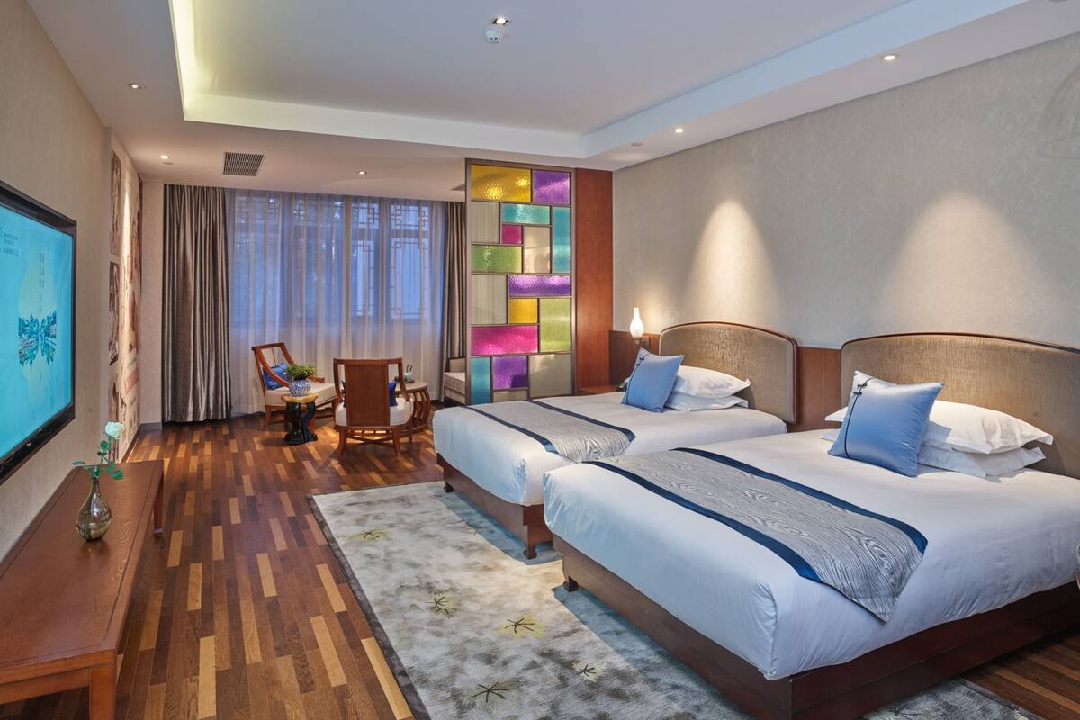 Habitación Confort con 2 camas individuales | Minibar con artículos gratuitos, caja fuerte, escritorio
